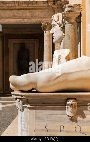 Fragmente des 4. Jahrhunderts n. Chr. kolossale Statue von Konstantin dem Großen, Palazzo dei Conservatori, Kapitolinische Museen, Rom, Italien. Stockfoto