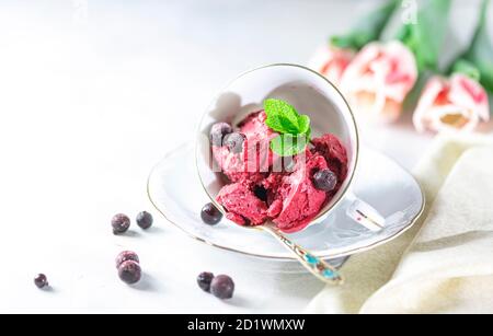 Schwarze Johannisbeere Sorbet. Beereneis mit Minze und schwarzer Johannisbeere. Stockfoto