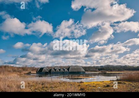 Außenansicht des Besucherzentrums Brockholes, Samlesbury, Lancashire, entworfen von Adam Khan Architects, fertiggestellt 2012. Stockfoto