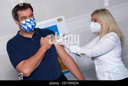 München, Deutschland. Oktober 2020. Bayerns Ministerpräsident Markus Söder (CSU) lässt vor Beginn einer Kabinettssitzung Melanie Huml (CSU), Gesundheitsministerin Bayerns, gegen Grippe impfen. Quelle: Sven Hoppe/dpa/Alamy Live News Stockfoto