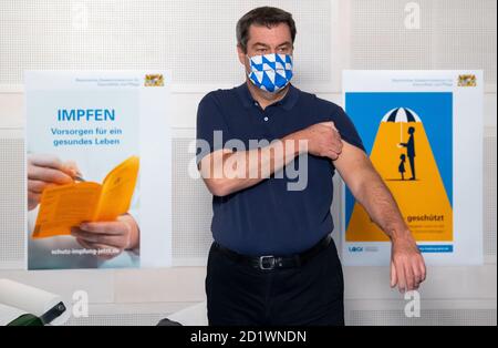 München, Deutschland. Oktober 2020. Markus Söder (CSU), Ministerpräsident Bayerns, kommt vor Beginn einer Kabinettssitzung zur Grippeimpfung. Quelle: Sven Hoppe/dpa/Alamy Live News Stockfoto