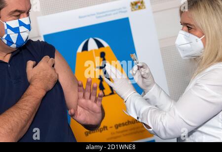 München, Deutschland. Oktober 2020. Bayerns Ministerpräsident Markus Söder (CSU) lässt vor Beginn einer Kabinettssitzung Melanie Huml (CSU), Gesundheitsministerin Bayerns, gegen Grippe impfen. Quelle: Sven Hoppe/dpa/Alamy Live News Stockfoto