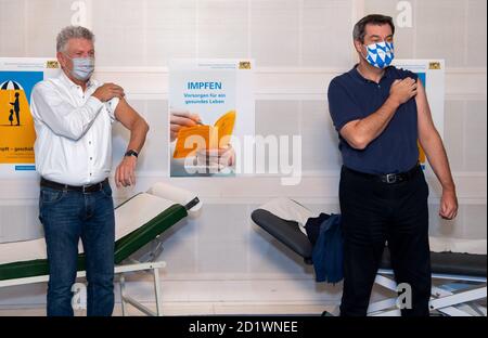 München, Deutschland. Oktober 2020. Vor Beginn einer Kabinettssitzung kommen der bayerische Ministerpräsident Markus Söder (r, CSU) und der Münchner Oberbürgermeister Dieter Reiter (SPD) zur Grippeimpfung. Quelle: Sven Hoppe/dpa/Alamy Live News Stockfoto