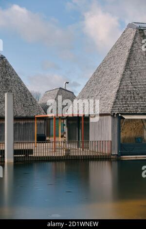 Außenansicht des Besucherzentrums Brockholes, Samlesbury, Lancashire, entworfen von Adam Khan Architects, fertiggestellt 2012. Stockfoto