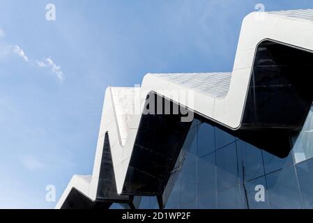 Außenansicht des Riverside Museum von Zaha Hadid Architects, dem verzinkten Transportmuseum für Glasgow am Ufer des Flusses Clyde. Stockfoto