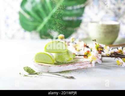 Japanisches Eis Mochi mit Matcha-Tee, in Reiskeig. Traditionelles japanisches Dessert auf weißem Hintergrund. Stockfoto