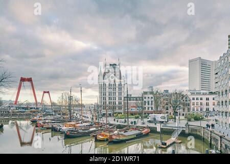 Rotterdam Stadtbild mit Art Deco Witte House, aus der Sicht von Cube Houses, Rotterdam, Niederlande. Stockfoto