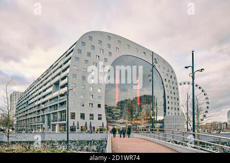 Die Markthal oder Markthalle in Rotterdam, Niederlande ist ein Mischnutzungsgebäude mit Wohnungen und Büros, darunter eine Markthalle. Eröffnet im Jahr 2014. Stockfoto
