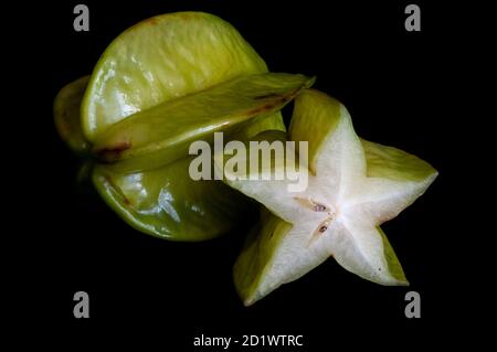 Tropische Sternfrucht auf schwarzem Hintergrund Stockfoto