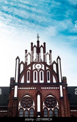 Stufengiebel und rote Ziegelfassade der Kathedrale von St. Michael Erzengel und St. Florian Märtyrer in Warschau, Polen, im Jahr 1901 gebaut. Stockfoto