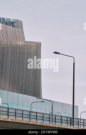 Das Äußere des Stockholm Waterfront Congress Centre, ein Gebäudekomplex, bestehend aus einem Bürogebäude, Radisson Blu Stockholm Waterfront Hotel. Komplett im Januar 2011, Stockholm, Schweden. Stockfoto