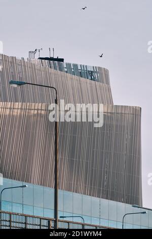 Das Äußere des Stockholm Waterfront Congress Centre, ein Gebäudekomplex, bestehend aus einem Bürogebäude, Radisson Blu Stockholm Waterfront Hotel. Komplett im Januar 2011, Stockholm, Schweden. Stockfoto