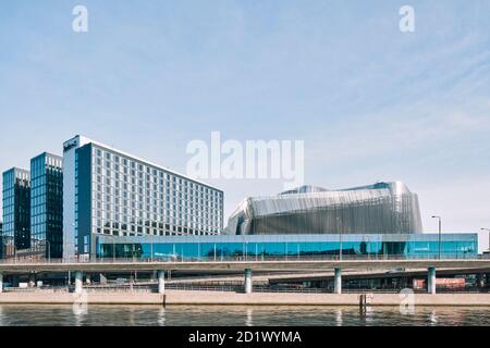 Das Äußere des Stockholm Waterfront Congress Centre, ein Gebäudekomplex, bestehend aus einem Bürogebäude, Radisson Blu Stockholm Waterfront Hotel. Komplett im Januar 2011, Stockholm, Schweden. Stockfoto