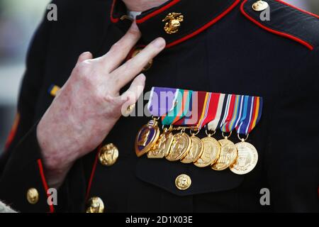 Die Medaillen des US-Marine-Veteranen Aaron Mankin, der 2005 im Irak verletzt wurde, sind auf seiner Brust abgebildet, nachdem er am 25. Juni 2010 auf dem Deck der USS Intrepid in New York mit dem britischen Prinzen Harry gesprochen hatte. REUTERS/Lucas Jackson (VEREINIGTE STAATEN - Tags: ROYALS MILITÄRPOLITIK)