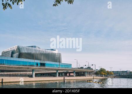 Das Äußere des Stockholm Waterfront Congress Centre, ein Gebäudekomplex, bestehend aus einem Bürogebäude, Radisson Blu Stockholm Waterfront Hotel. Komplett im Januar 2011, Stockholm, Schweden. Stockfoto