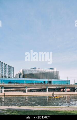 Das Äußere des Stockholm Waterfront Congress Centre, ein Gebäudekomplex, bestehend aus einem Bürogebäude, Radisson Blu Stockholm Waterfront Hotel. Komplett im Januar 2011, Stockholm, Schweden. Stockfoto