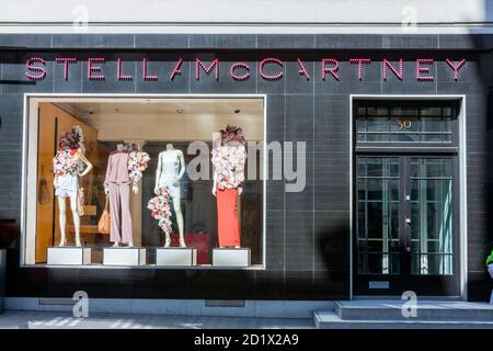 London, Großbritannien, 1. April 2012 : Stella McCartney Modedesigner-Shop in der Old Bond Street, einem englischen Einzelhandelsunternehmen für nachhaltige Luxusbekleidung Stockfoto