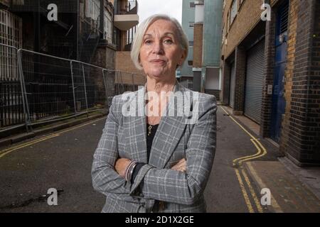 Marie Cassidy, pensionierte Staatspatholologin für Irland, fotografiert in Fitzrovia, London. Sie ist die Autorin ihrer Memoiren Beyond the Tape, veröffentlicht OC Stockfoto