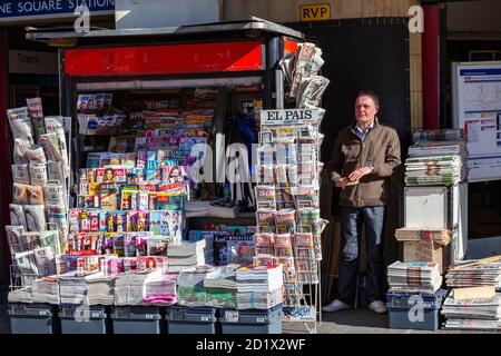 London, UK, February 26, 2012 : Verkäufer Verkauf von englischen und ausländischen Zeitungen und Zeitschriften an einem Zeitungskiosk außerhalb Sloane Square U-Bahn-Station zu Stockfoto