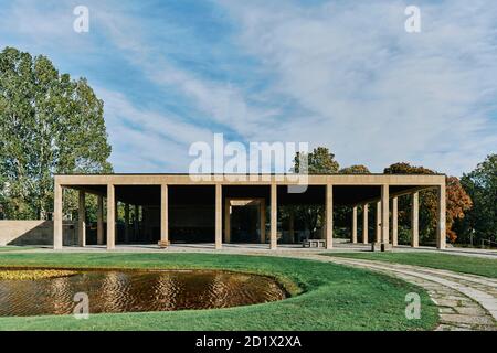 Das Waldkrematorium und seine drei Kapellen: Glaube, Hoffnung und das Heilige Kreuz in Skogskyrkogården in Stockholm, Schweden, vollendet 1940, im selben Jahr, als Gunnar Asplund starb. Seine Urne ist in einem der Säulengäste neben der Kapelle des Glaubens begraben, mit einem einfachen Gedenkstein trägt die Inschrift: "Sein Werk lebt weiter". Stockfoto