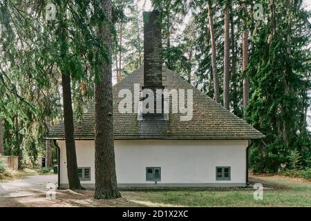 Waldkapelle in Skogskyrkogården, Stockholm, Schweden - die erste und kleinste Kapelle auf dem Friedhof, wurde 1920 eingeweiht. Das Design wurde vom Liselund-Anwesen auf der dänischen Insel Møn inspiriert, einer einfachen Holzkapelle, die von Bäumen umgeben ist. Stockfoto