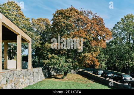 Das Waldkrematorium und seine drei Kapellen: Glaube, Hoffnung und das Heilige Kreuz in Skogskyrkogården in Stockholm, Schweden, vollendet 1940, im selben Jahr, als Gunnar Asplund starb. Seine Urne ist in einem der Säulengäste neben der Kapelle des Glaubens begraben, mit einem einfachen Gedenkstein trägt die Inschrift: "Sein Werk lebt weiter". Stockfoto