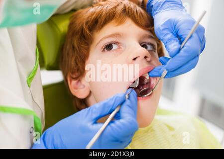 Zahnarzt untersucht die Zähne eines Jungen. Stockfoto