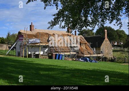 Beanacre Cottage, ein traditionelles Reethaus im Norden Oxfordshire Dorf von Hook Norton, das Rethatching durchläuft Stockfoto