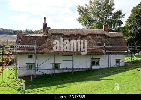 Beanacre Cottage, ein traditionelles Reethaus im Norden Oxfordshire Dorf von Hook Norton, das Rethatching durchläuft Stockfoto