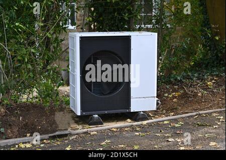 Eine kürzlich installierte Luftwärmepumpe für ein Haus Im Norden Oxfordshire Dorf Hook Norton Stockfoto