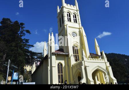 Die Christ Church Shimla, Himachal Pradesh, mit blauem Himmel, Wolken und Bäumen, selektive Fokussierung Stockfoto