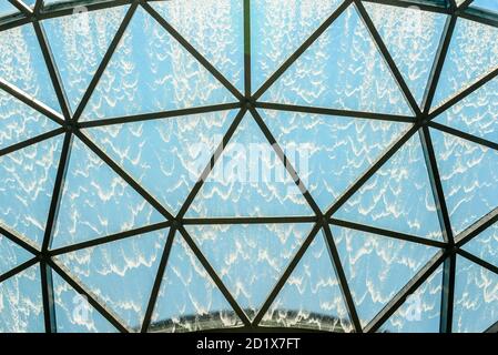 Der Jewel Changi Airport in Singapur, ein Mischnutzungskomplex mit einem Regenwirbel, dem größten Indoor-Wasserfall der Welt im Jahr 2019. Stockfoto
