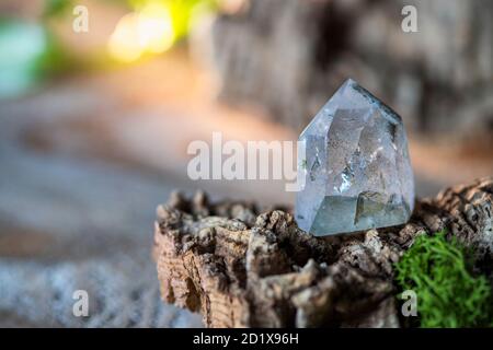 Makro aus Mineralstein. Natürliche Edelsteine. Edelsteine sind voller heilender Energie und guter Vibes. Stockfoto