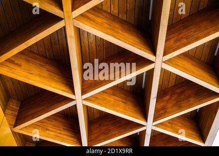 Dachkonstruktion. Holzdach Rahmen Haus Konstruktion. Abstrakter Strukturhintergrund. Holzstruktur Muster. Stockfoto