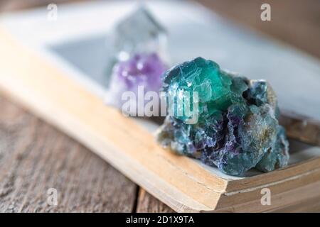 Makro aus Mineralstein. Natürliche Edelsteine. Edelsteine sind voller heilender Energie und guter Vibes. Stockfoto