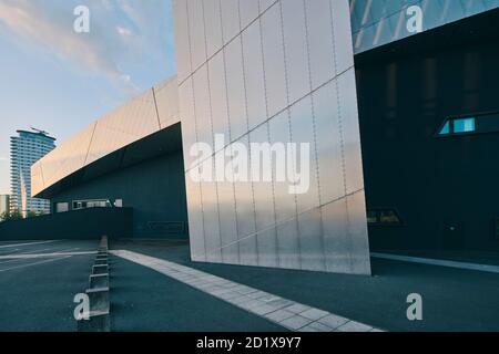 Das Imperial war Museum North, das einen zerbrochenen Globus darstellt, war das erste Gebäude in Großbritannien von Daniel Libeskind. Gebaut auf einer Bombenanlage, wurde es 2002 in Salford Quays, Manchester, England, Großbritannien fertiggestellt. Stockfoto