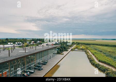 Aire de la Baie de Somme, ein Autobahnanschluss an der A16, Sailly-Fibeaucourt, Frankreich, liegt harmonisch in die Natur, so dass Reisende sich ausruhen, denken und wieder mit der Natur verbinden können. Fertiggestellt im Jahr 1998. Stockfoto