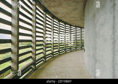 Aire de la Baie de Somme, ein Autobahnanschluss an der A16, Sailly-Fibeaucourt, Frankreich, liegt harmonisch in die Natur, so dass Reisende sich ausruhen, denken und wieder mit der Natur verbinden können. Fertiggestellt im Jahr 1998. Stockfoto