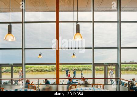 Aire de la Baie de Somme, ein Autobahnanschluss an der A16, Sailly-Fibeaucourt, Frankreich, liegt harmonisch in die Natur, so dass Reisende sich ausruhen, denken und wieder mit der Natur verbinden können. Fertiggestellt im Jahr 1998. Stockfoto