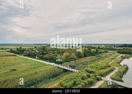 Aire de la Baie de Somme, ein Autobahnanschluss an der A16, Sailly-Fibeaucourt, Frankreich, liegt harmonisch in die Natur, so dass Reisende sich ausruhen, denken und wieder mit der Natur verbinden können. Fertiggestellt im Jahr 1998. Stockfoto