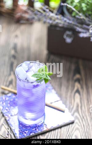 Lavendellimonade und Eiswürfel auf einem Holztisch. Sommergetränk, Eistee. Stockfoto