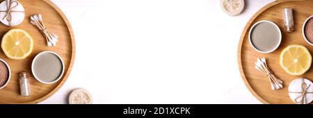 Banner aus kosmetischen Ton Gesichtsmasken, Meersalz, Zitrone und Pinsel. Stockfoto