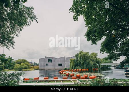 The Hepworth Wakefield, eine eigens errichtete Kunstgalerie am Ufer des Flusses Calder, südlich des Stadtzentrums von Wakefield, England, Großbritannien, die nach der verstorbenen englischen Künstlerin Barbara Hepworth benannt ist. Fertiggestellt im Jahr 2011. Stockfoto