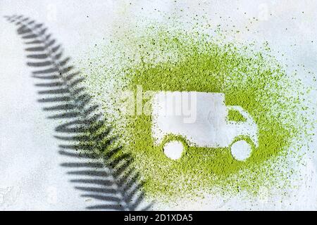 Ein Auto aus grünem Pulver und der Schatten der Pflanzen auf einem hellen Hintergrund. Online-Shopping. Blumenlieferkonzept. Stockfoto