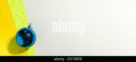 Weihnachten Spiegelkugeln auf einem glänzenden Hintergrund. Hartes Licht mit Schatten. Stockfoto