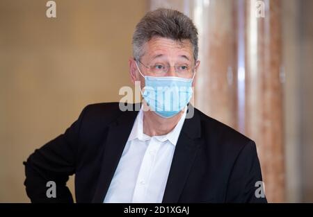 München, Deutschland. Oktober 2020. Der bayerische Kulturminister Michael Piazolo (Freier Wähler) sitzt vor Beginn einer Kabinettssitzung in seinem Sitz. Um den Teilnehmern mehr Abstand voneinander zu ermöglichen, findet die Kabinettssitzung im großen Kuppelsaal der Bayerischen Staatskanzlei statt. Quelle: Sven Hoppe/dpa Pool/dpa/Alamy Live News Stockfoto