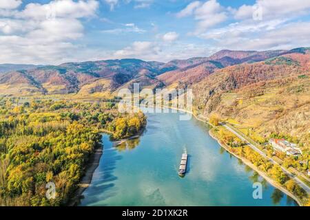 Panorama der Wachau mit Schiff auf Donau während Herbst in Österreich Stockfoto