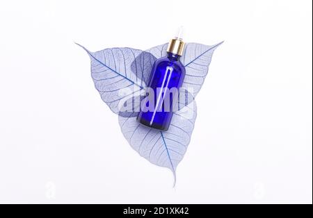 Kosmetische Produkte auf weißem Hintergrund Draufsicht. SPA natürliche Bio-Beauty-Produkte. Stockfoto