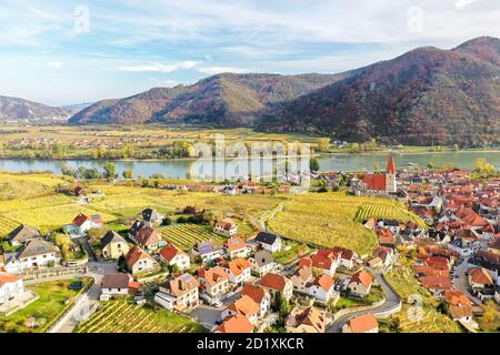 Berühmte Weissenkirchen Dorf mit Herbst Weinberge, Donau in Wachau Tal, Österreich Stockfoto