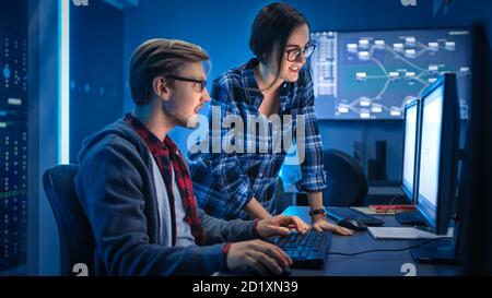 Männliche und weibliche Programmierer sprechen, Problem lösen, Computer verwenden, tun High Five nach Erfolg. Software-Entwicklung Code Schreiben Website-Design Stockfoto